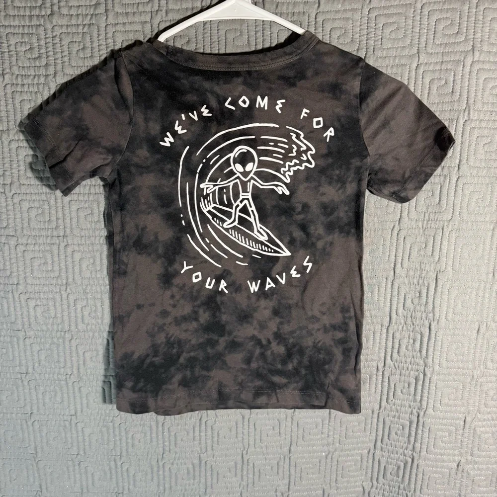 Osh Kosh Originals Boys T-Shirt Size 7 Surfing Alien Black Short Sleeve
